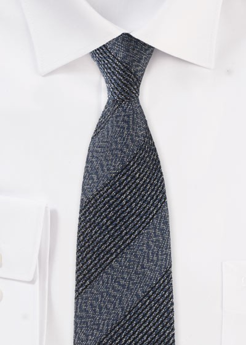Cravatta a righe sciolte di colore blu navy
