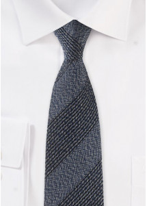 Cravatta a righe sciolte di colore blu navy