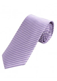 Cravatta stretta da uomo a strisce sottili...