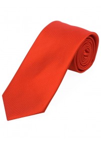 Cravatta lunga a righe monocromatiche...