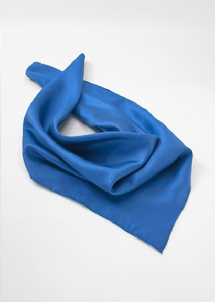 Foulard aus dem gleichen Stoff und Farbe
