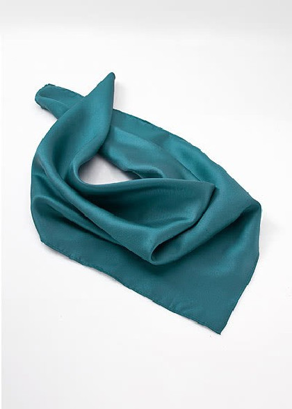 Foulard aus dem gleichen Stoff und Farbe