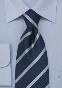 Cravatta a righe nei toni del blu