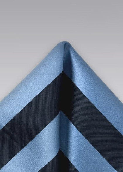 Fazzoletto aus dem gleichen Stoff und Farbe