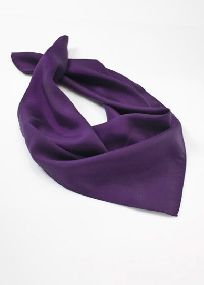 Foulard aus dem gleichen Stoff und Farbe
