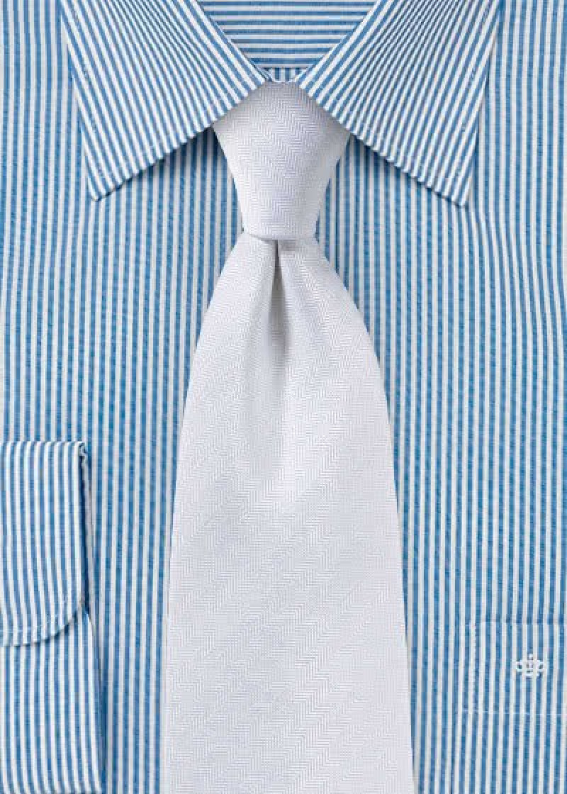 Affari cravatta a spina di pesce bianco neve