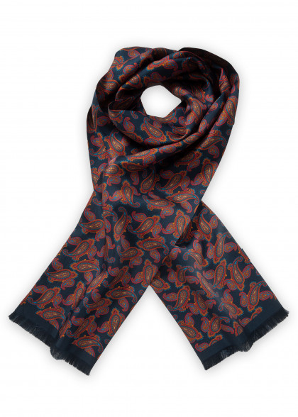 Sciarpa aus dem gleichen Stoff und Farbe