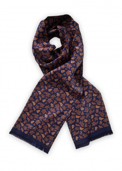 Sciarpa aus dem gleichen Stoff und Farbe
