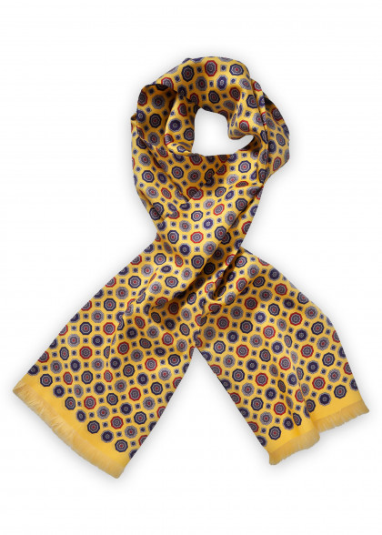 Sciarpa aus dem gleichen Stoff und Farbe