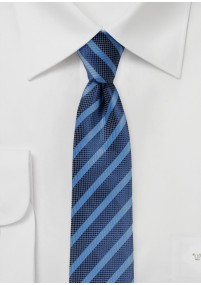 Cravatta a righe blu chiaro blu navy