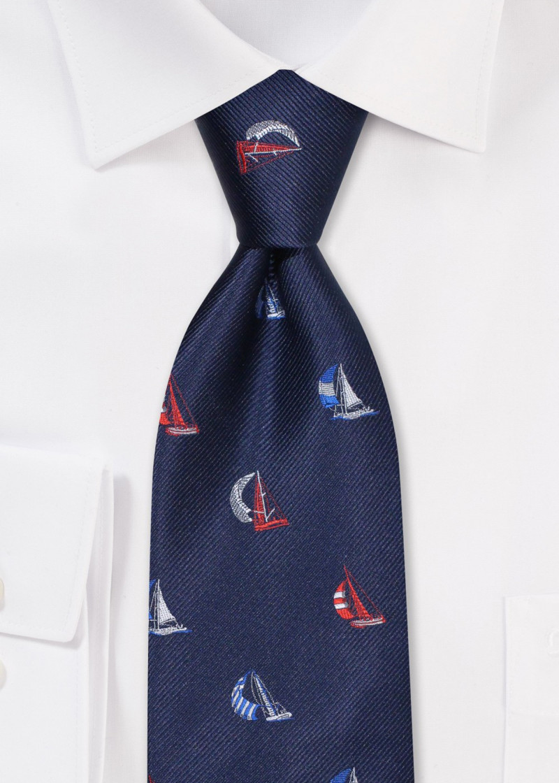 Cravatta con decorazioni a vela in stile marinaro