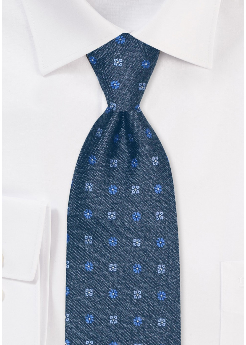 Cravatta in seta con motivo floreale blu denim