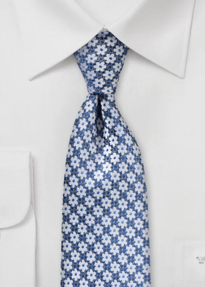Cravatta aus dem gleichen Stoff und Farbe