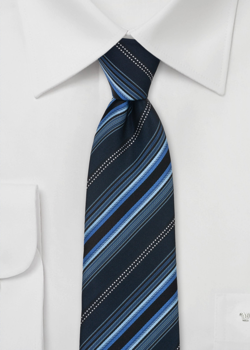 Cravatta con motivo a righe blu navy