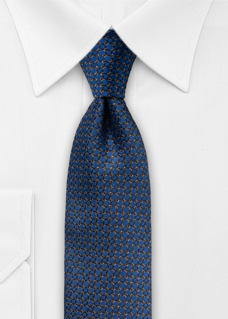 Cravatta in seta con motivi eleganti in blu scuro