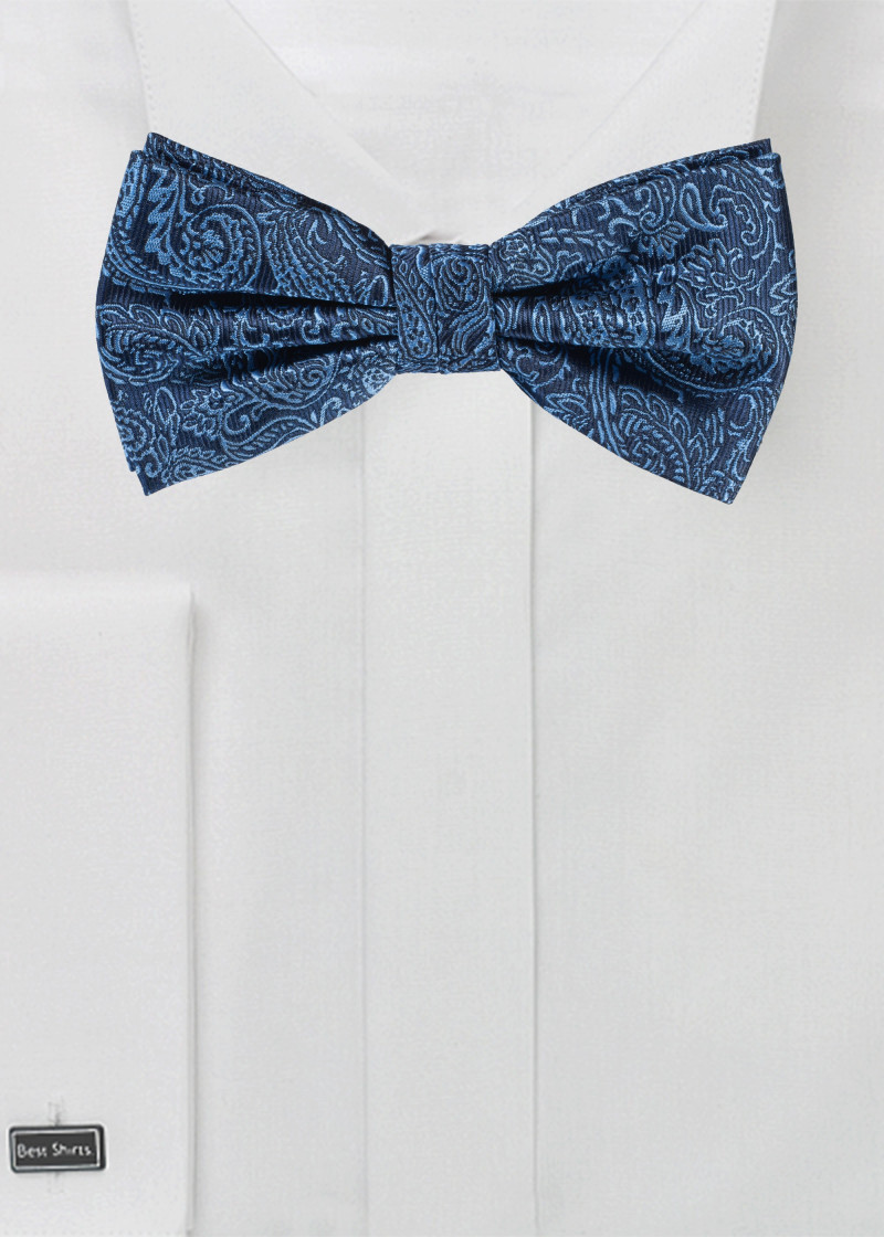 Papillon accattivante con motivo paisley blu reale
