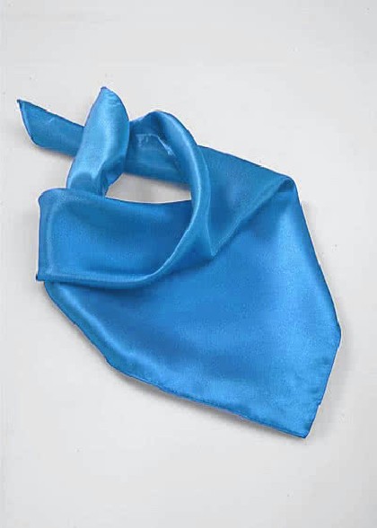 Foulard aus dem gleichen Stoff und Farbe