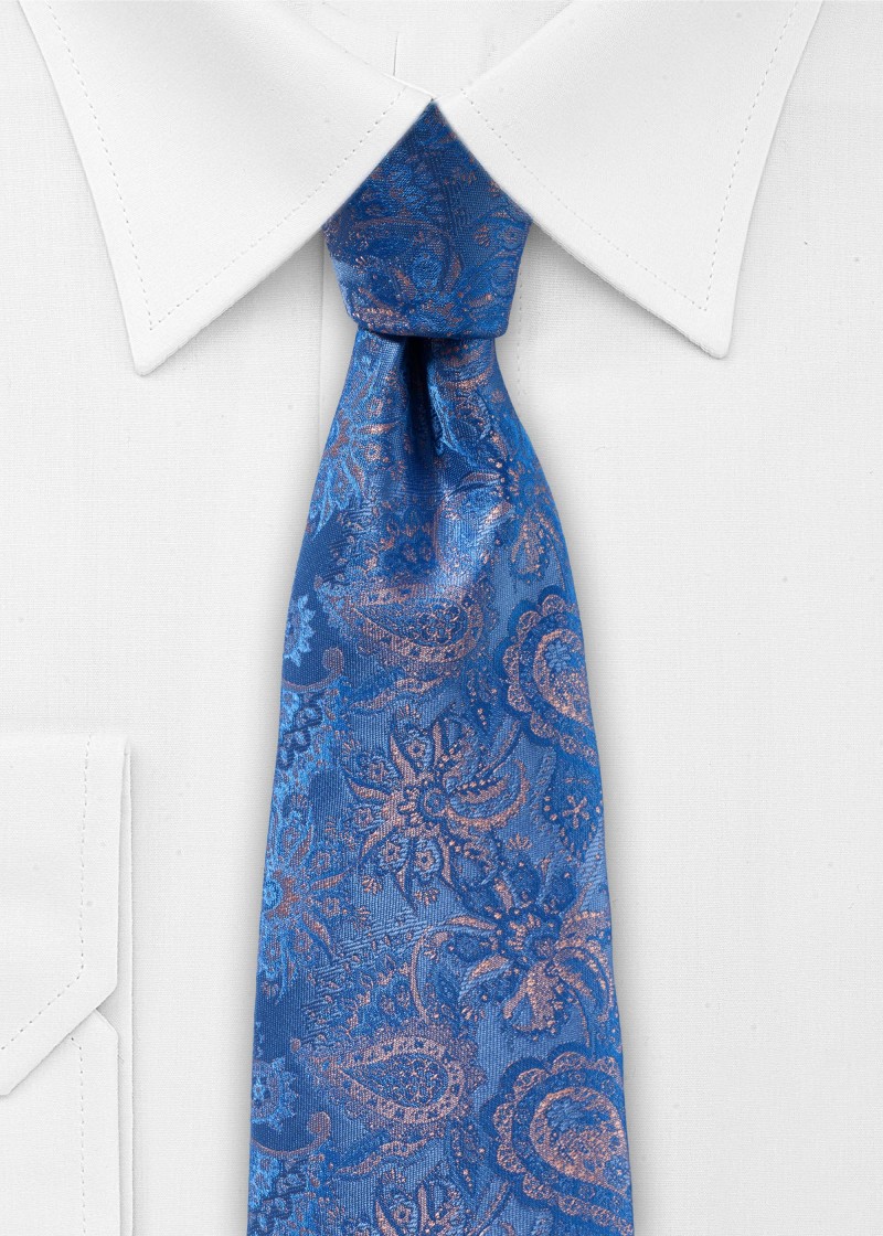 Cravatta in blu lucido con motivo paisley rosa