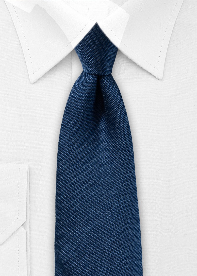 Cravatta con struttura a righe sottili in blu