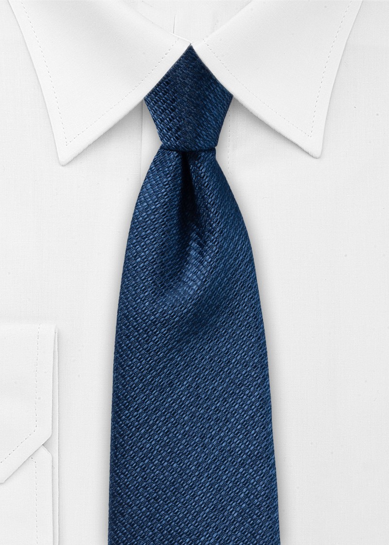 Cravatta blu scuro con texture elegante