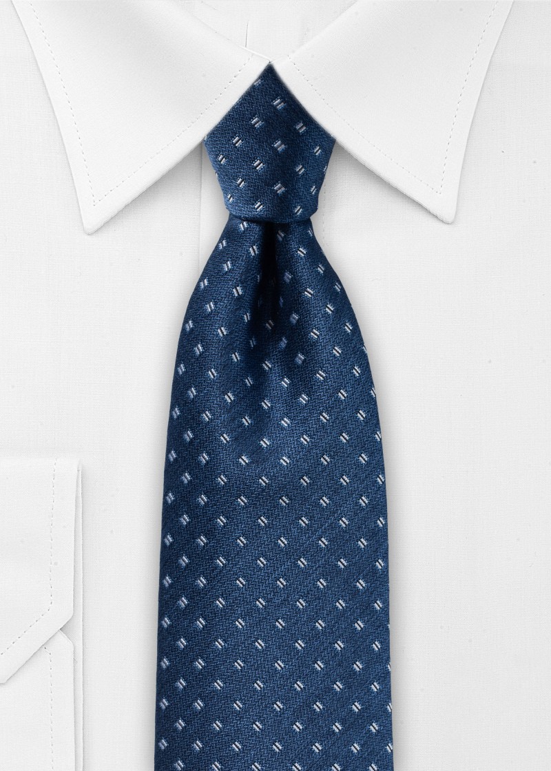 Cravatta blu denim con motivo sottile