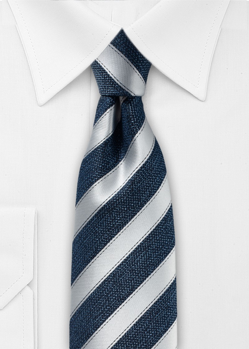 Cravatta con motivo a righe blu scuro e argento