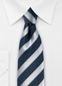 Cravatta con motivo a righe blu scuro e...