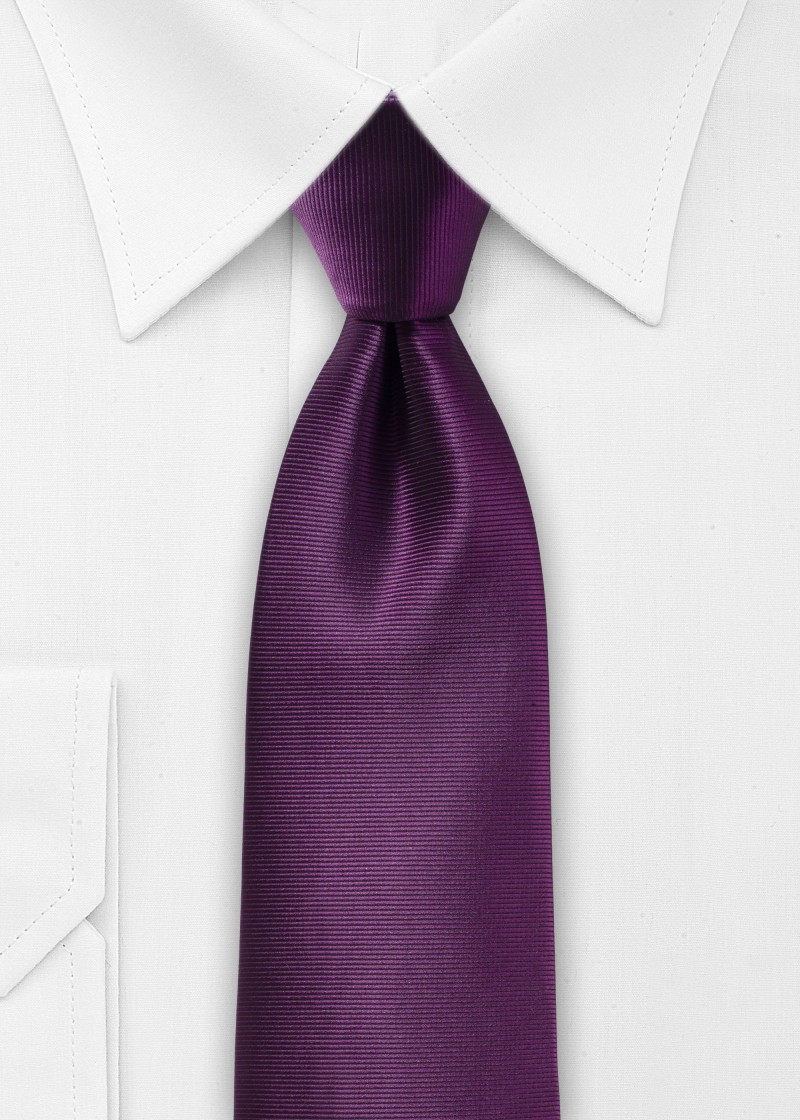 Cravatta da uomo viola con eleganti nervature