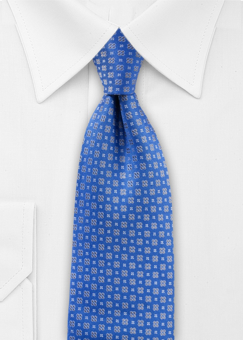 Cravatta in seta blu reale con disegno floreale