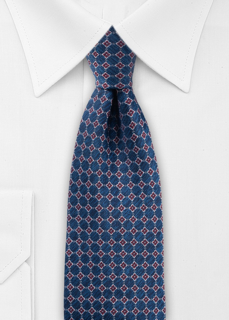 Cravatta blu scuro con motivo a rombi rossi