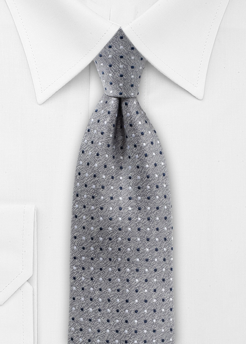 Cravatta grigia in look denim con pois blu e