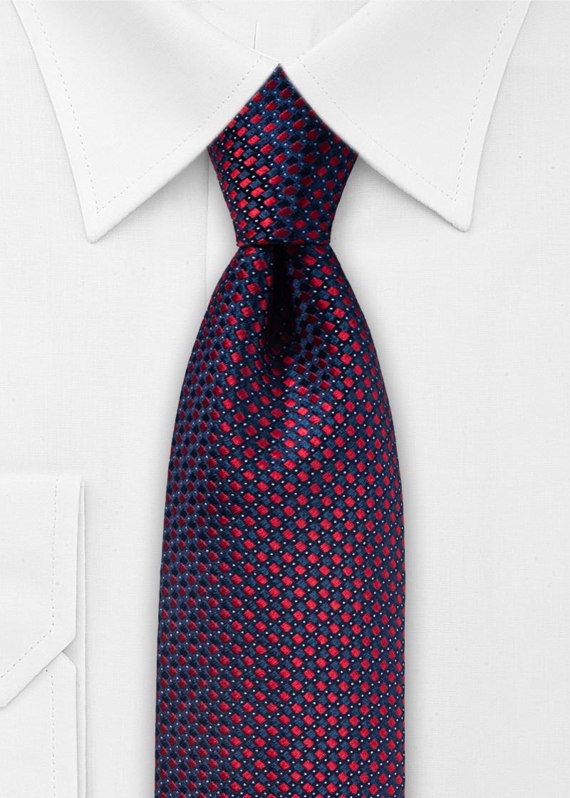 Cravatta extra lunga blu scuro e rossa con motivo