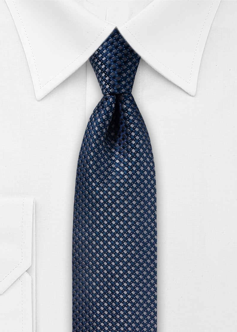 Cravatta blu scuro extra lunga dalla struttura