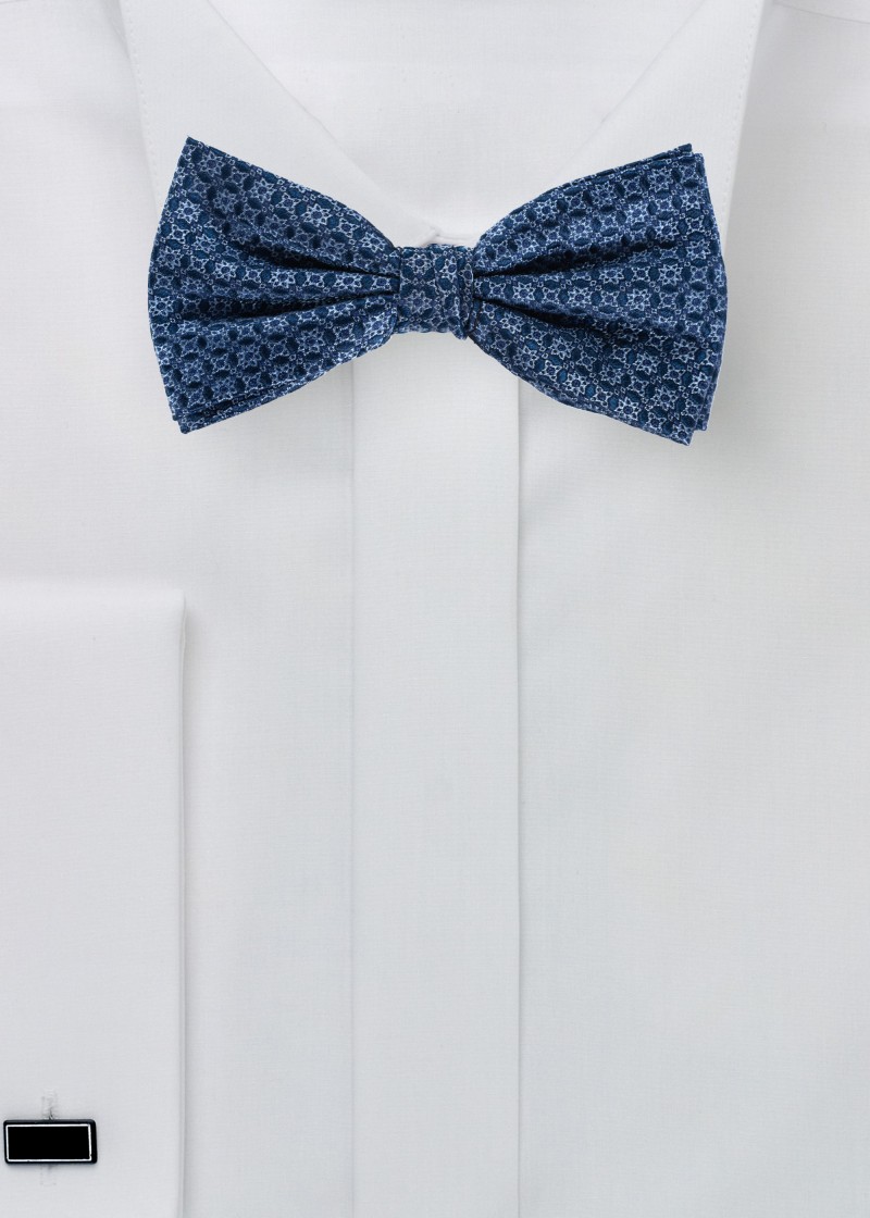 Papillon da uomo in seta di colore blu con un