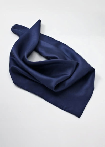Foulard aus dem gleichen Stoff und Farbe