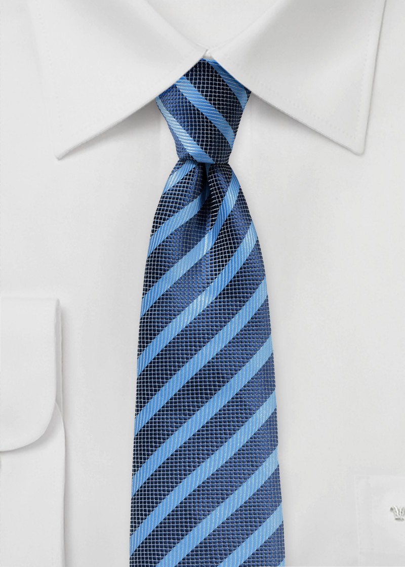 Cravatta a righe blu chiaro blu navy