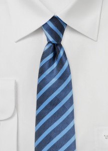 Cravatta a righe blu chiaro blu navy