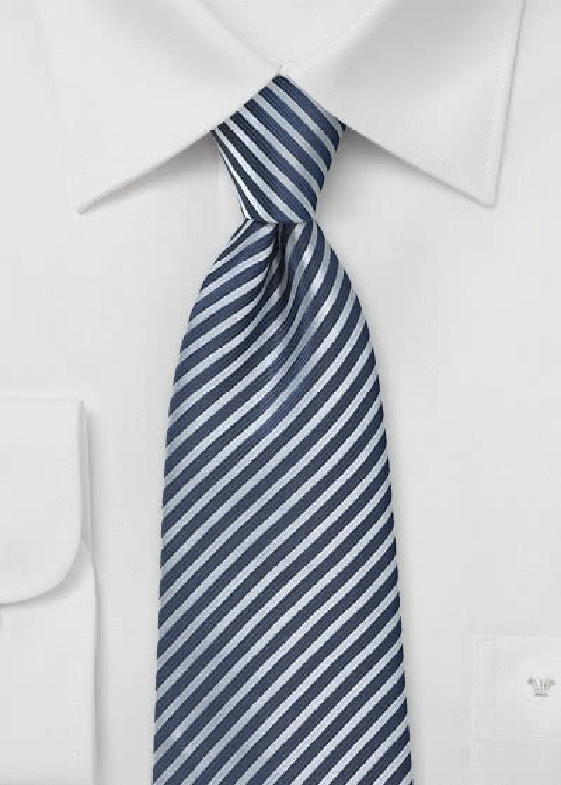 Cravatta righe blu marino