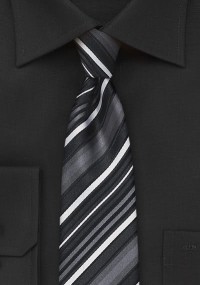 Cravatta a righe strette nero profondo...