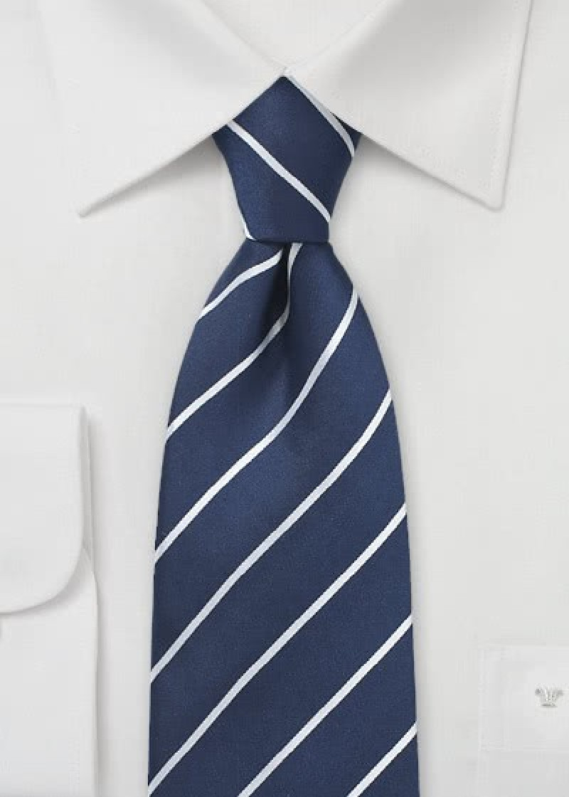 Cravatta a righe blu navy