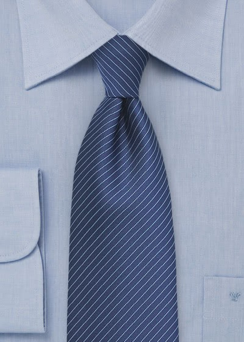Cravatta blu marino righe