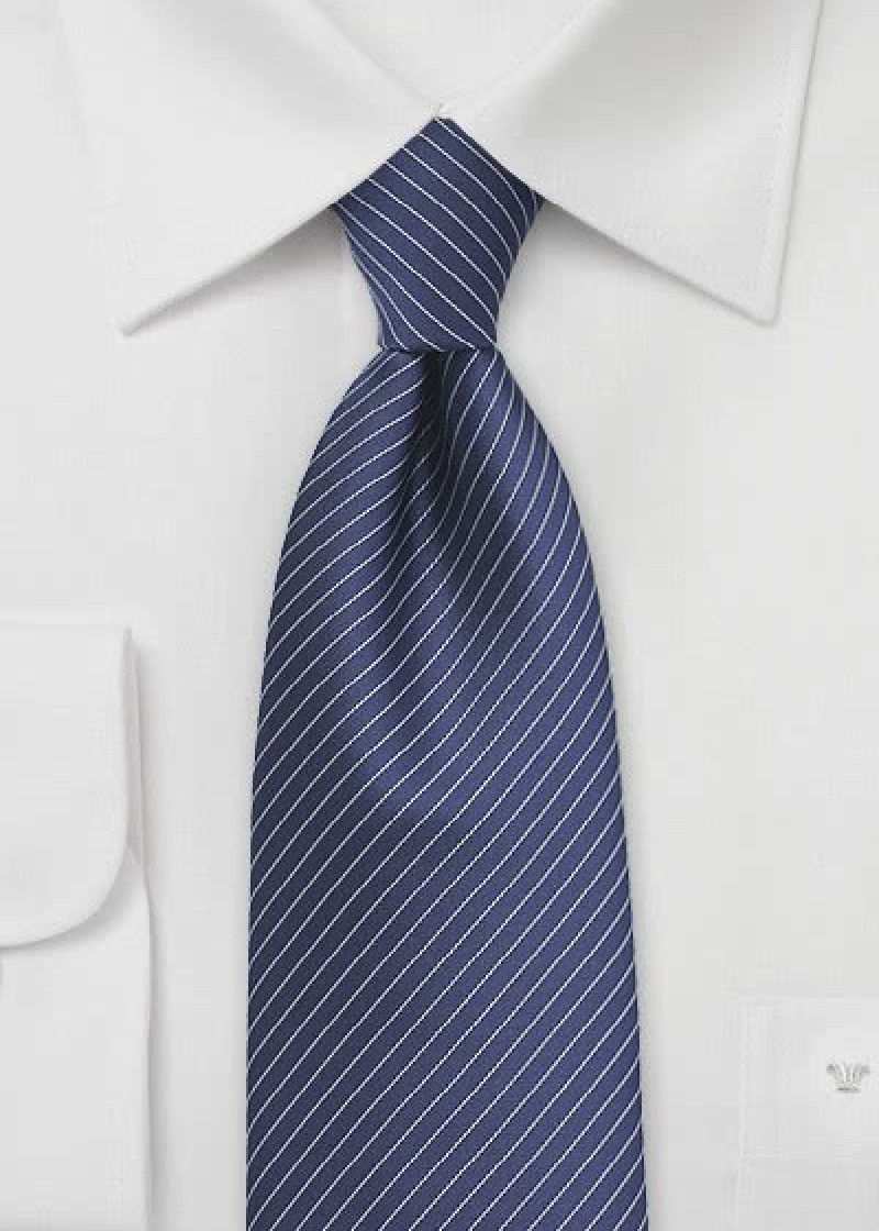 Cravatta blu scuro righe