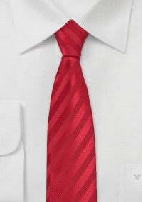 Cravatta rossa sottile