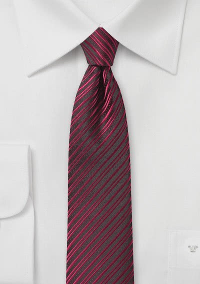 Cravatta sottile rossa righe