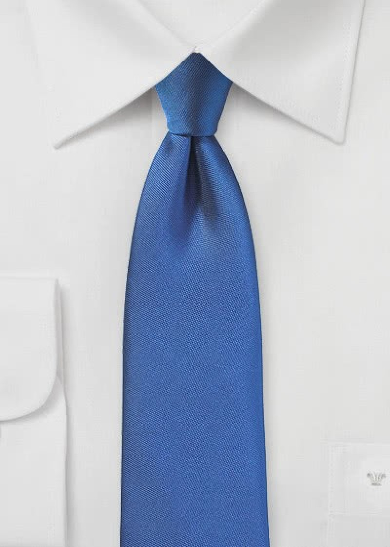 Cravatta blu minimalista