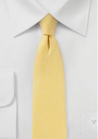 Cravate avec linge de maison en jaune