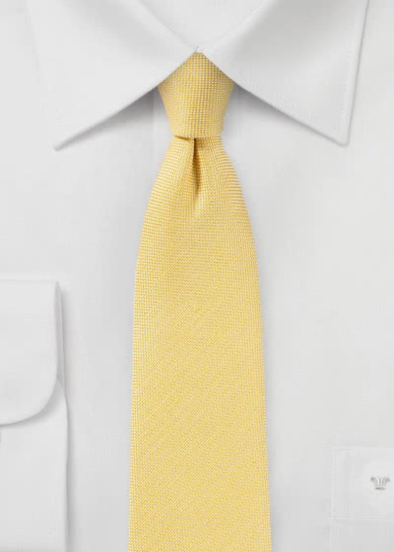 Cravate avec linge de maison en jaune