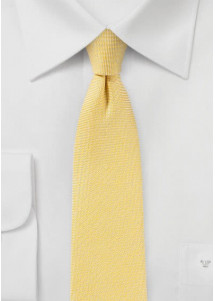 Cravate avec linge de maison en jaune