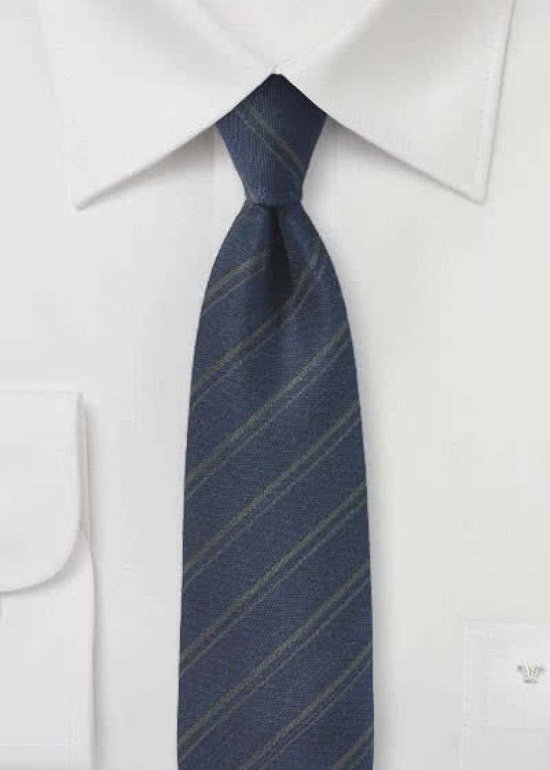 Cravatta a righe blu navy con lana
