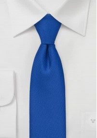 Cravatta stretta con texture blu reale